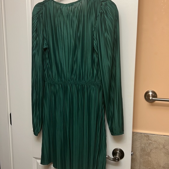 Zara Green V-neck Dress - Picture 7 of 7